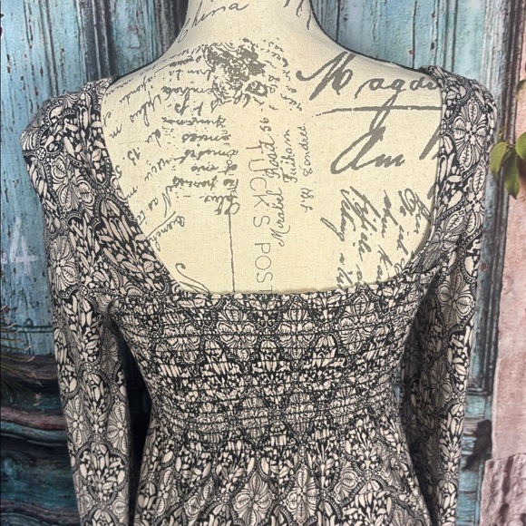 Guess long sleeve stretchy dress, size large, good condition - Picture 9 of 12